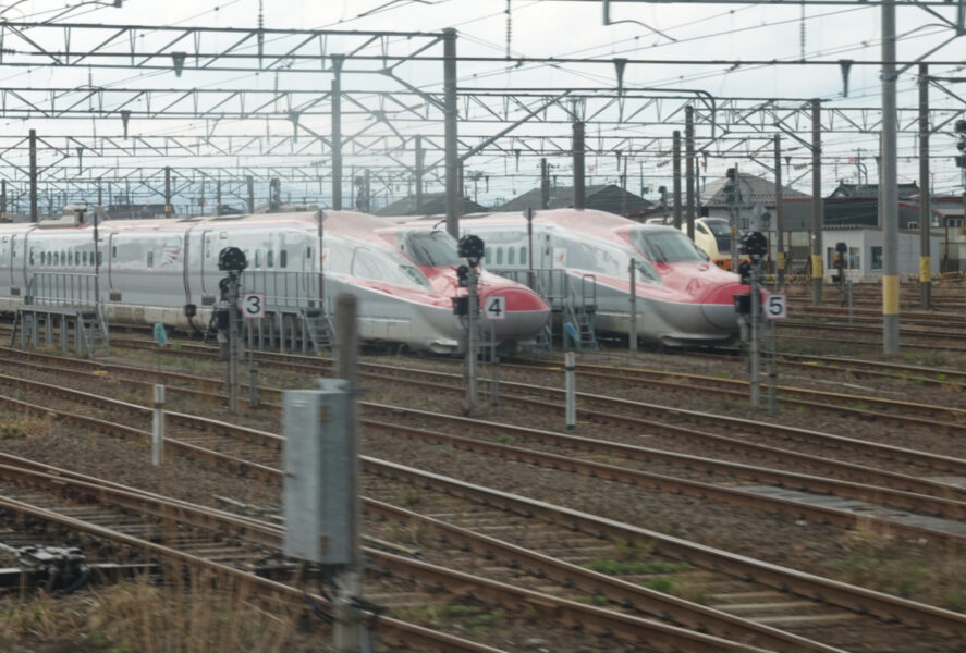 秋田総合車両センターに止まっている秋田新幹線Ｅ６系