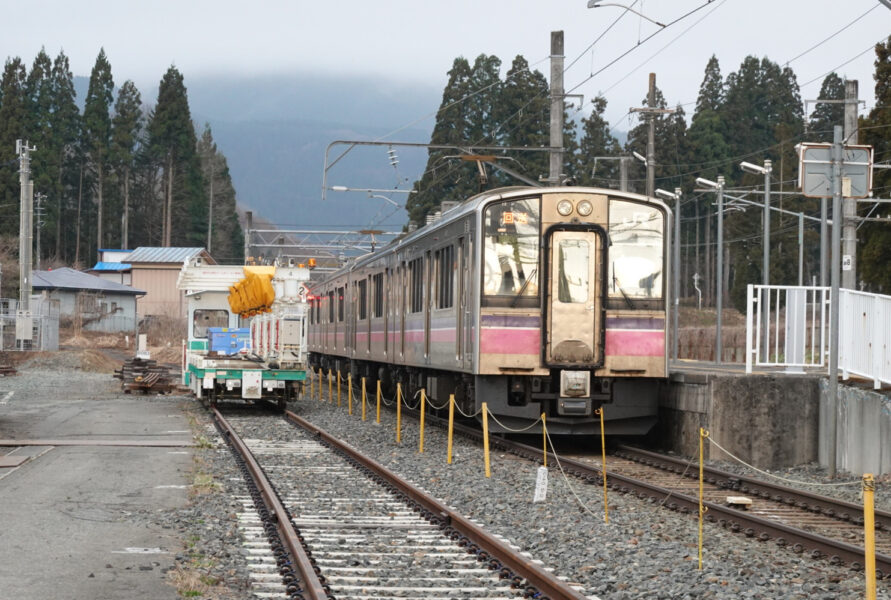 赤渕駅に停車中の７０１系普通列車