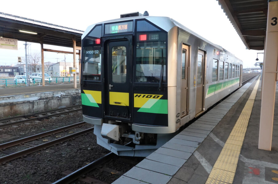 長万部駅に停車中の普通列車