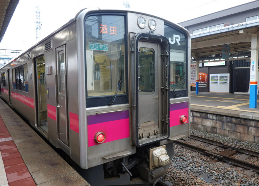 酒田駅に到着した普通列車