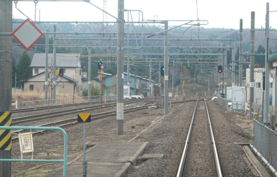 羽後境駅に停車中の秋田行き普通列車