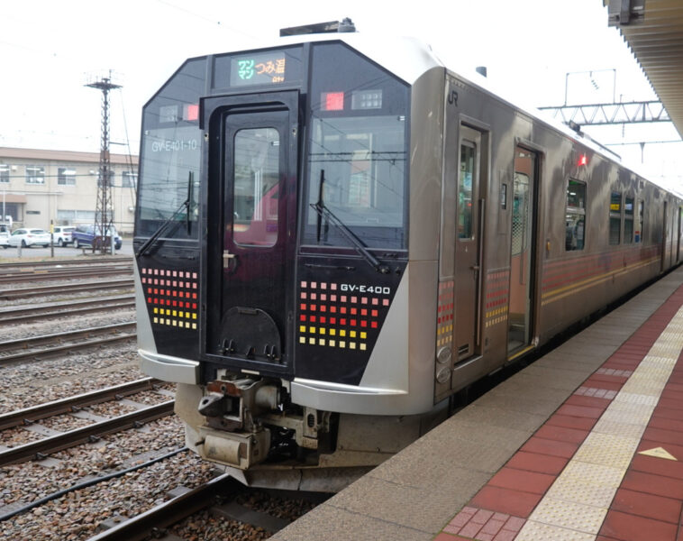 酒田駅に停車中のあつみ温泉行き普通列車