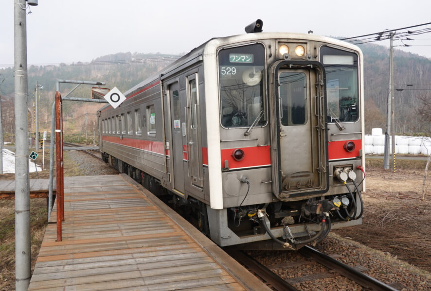 稚内発名寄行きの普通列車が糠南駅に到着