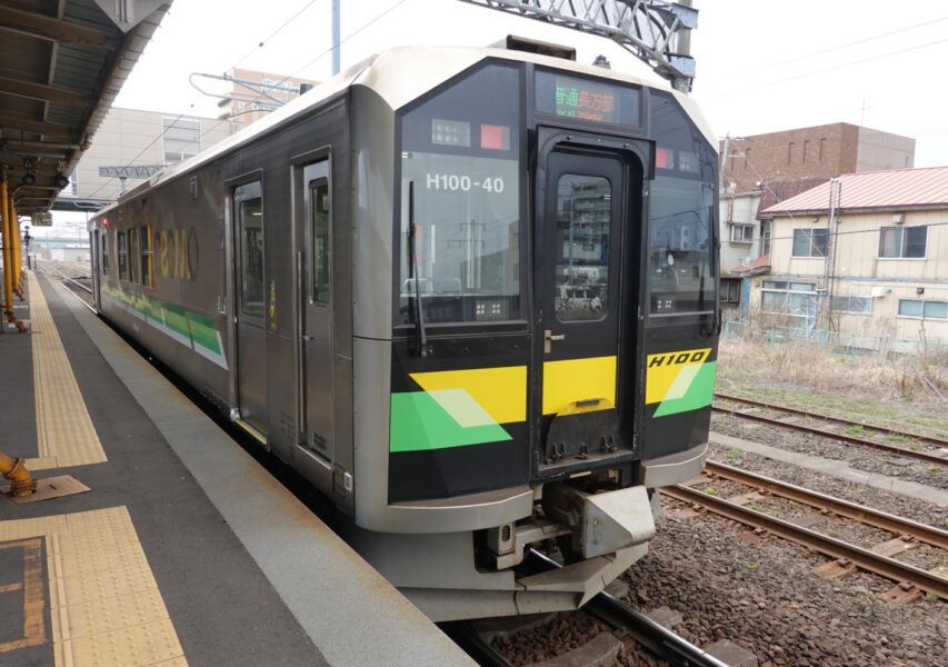 東室蘭駅に停車中の長万部行き普通列車