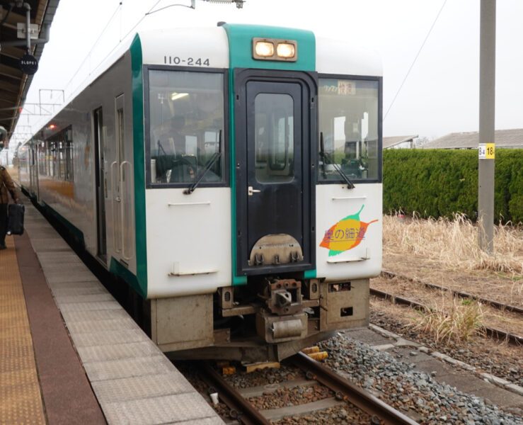 余目駅に停車中の快速最上川・新庄行き