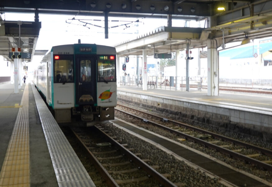 新庄駅に停車中のキハ110系