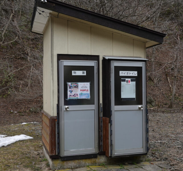 小幌駅前にあるトイレと倉庫