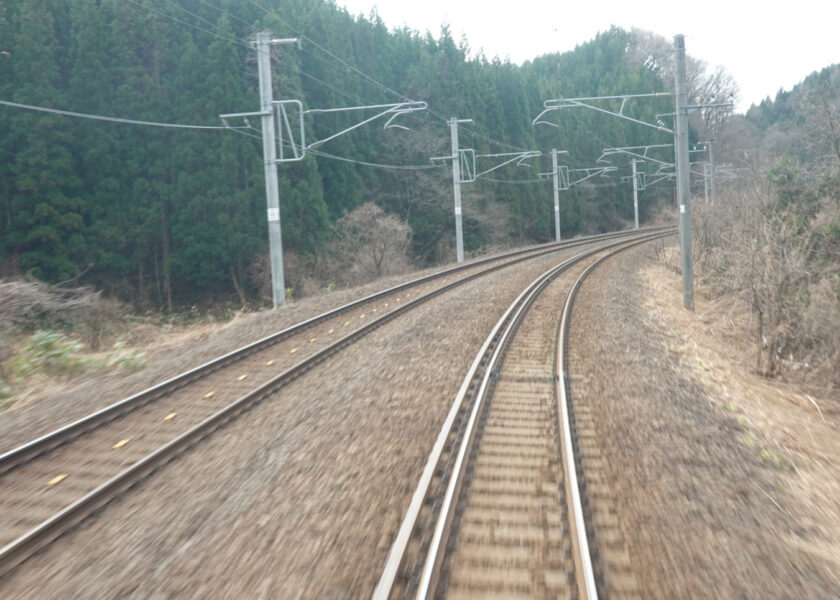 峰吉川～羽後境駅間を走行中の秋田行き普通列車