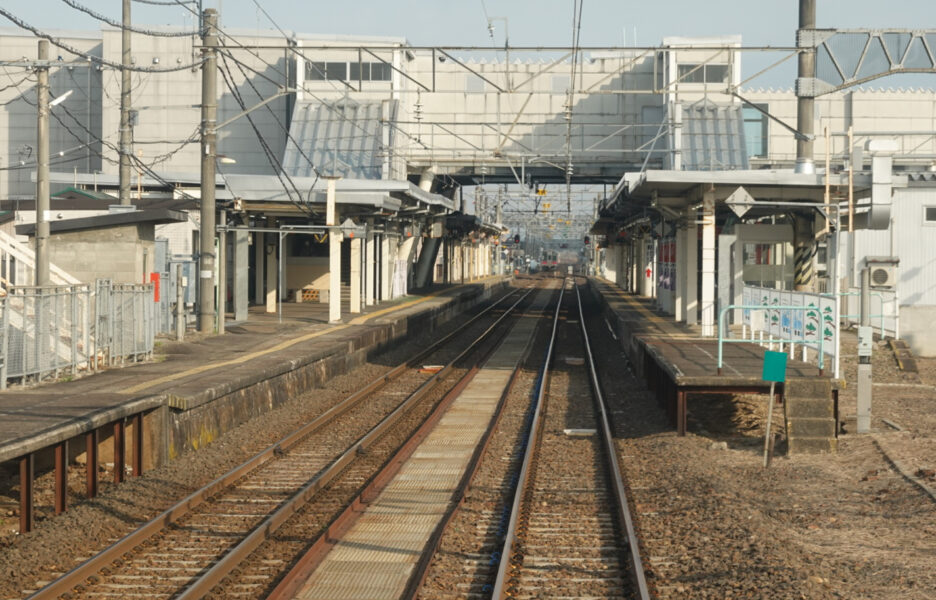 大曲駅のホーム全体（奥羽本線）