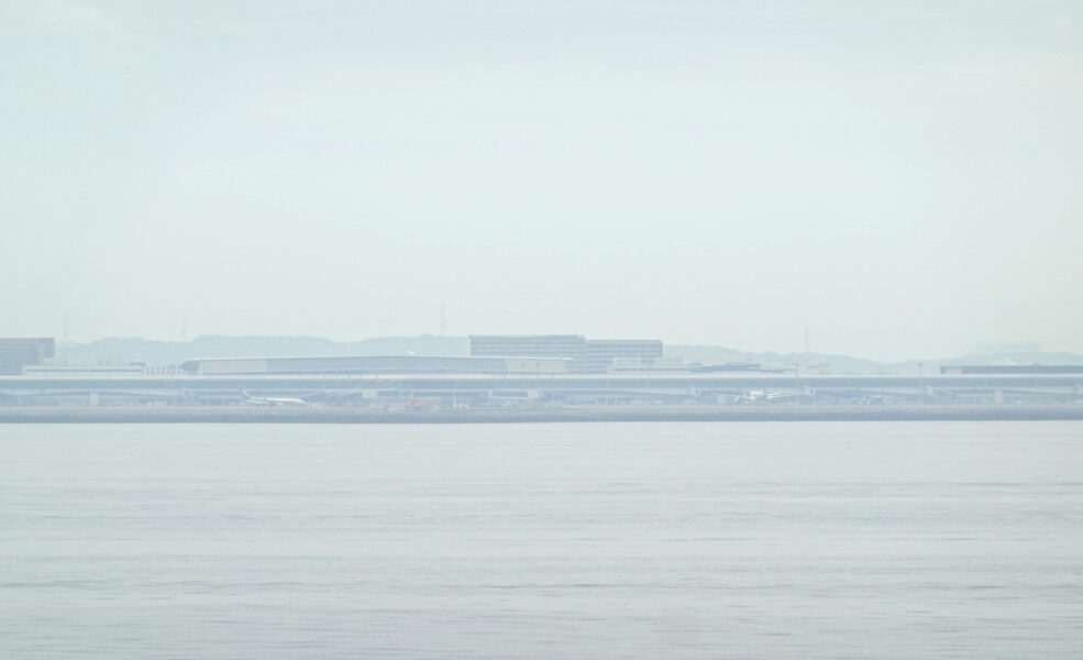 太平洋フェリーいしかりのデッキから中部国際空港が見える