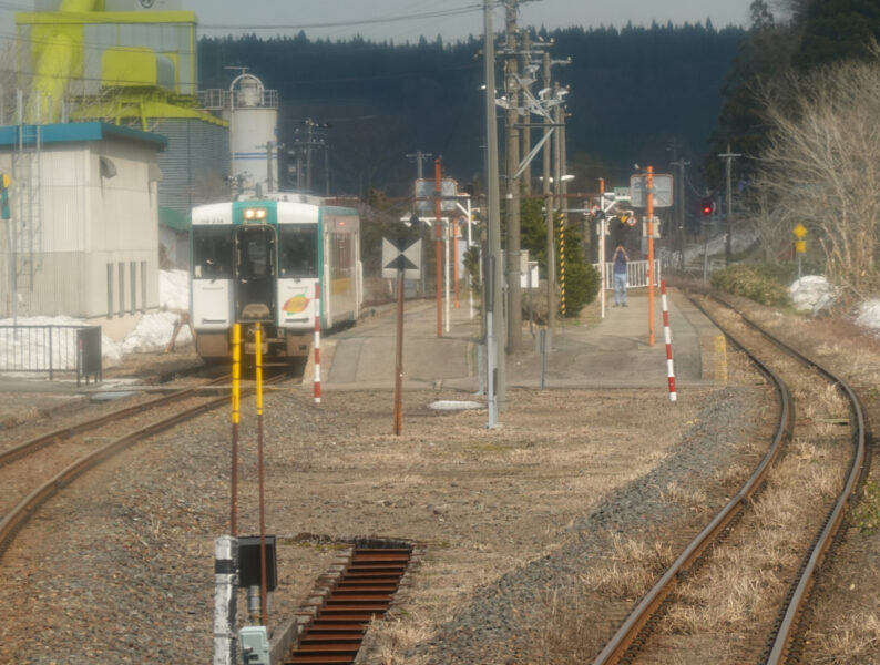 古口駅に停車する新庄行き快速・最上川