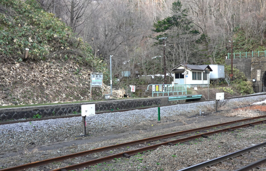 小幌駅の上りホームを見る