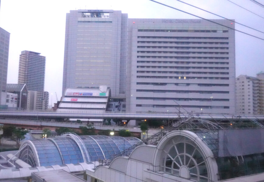 神戸駅を通過中の特急サンライズ出雲・瀬戸
