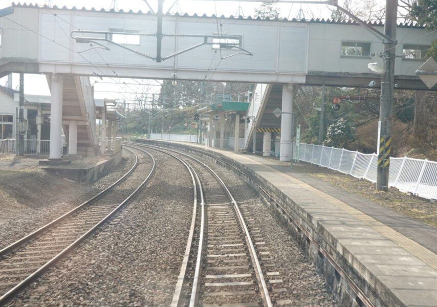 峰吉川駅を出発する秋田行き普通列車
