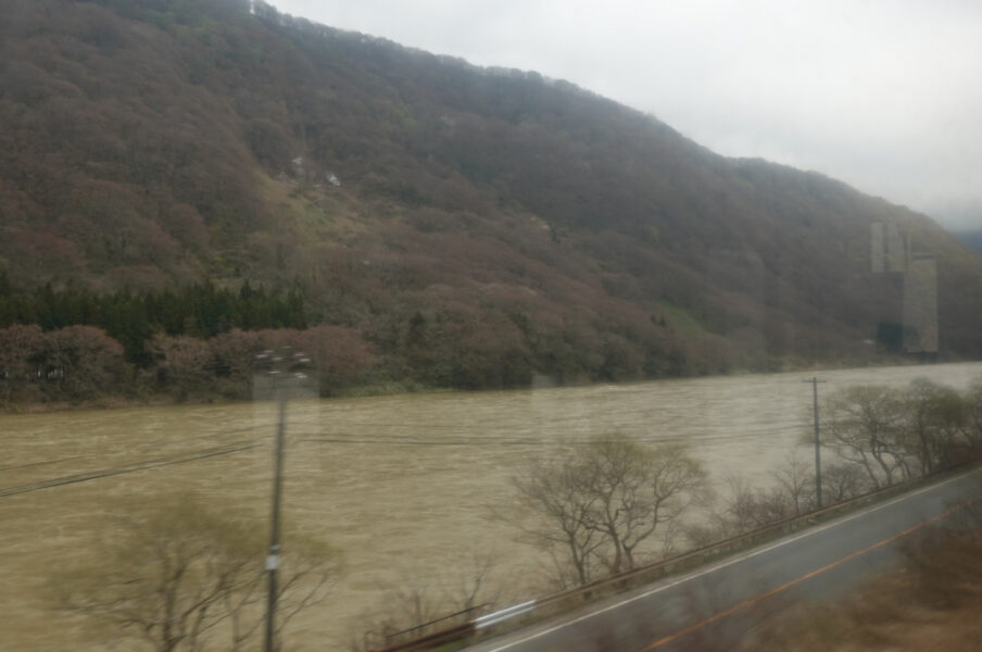 VIEW-MOGAMI-RIVER-ON-RAPID-TRAIN-FOR-SHINJO-WHILE-KIYOKAWA-AND-TAKAYA-20220413