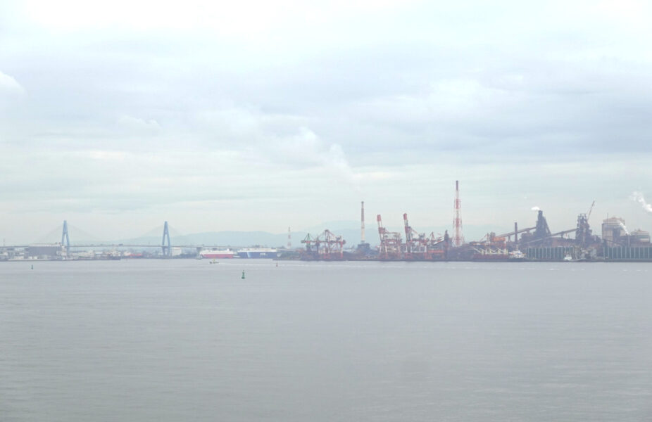 太平洋フェリーいしかりの甲板から名古屋港の景色が広がる