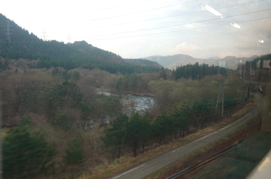 赤渕～田沢湖駅間の山間区間を抜けた普通列車