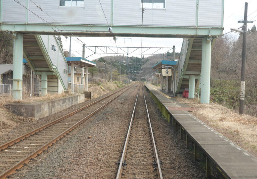 大張野駅を秋田行き普通列車から見る