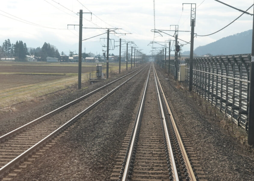 奥羽本線・神宮寺～刈和野駅間を走行中の秋田行き普通列車