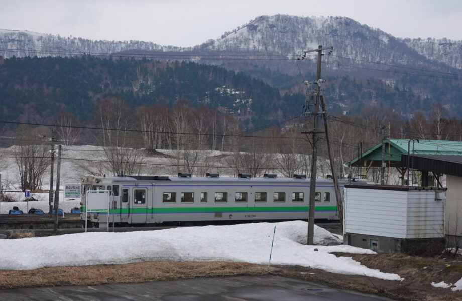 音威子府に停車中の普通列車（キハ４０形）