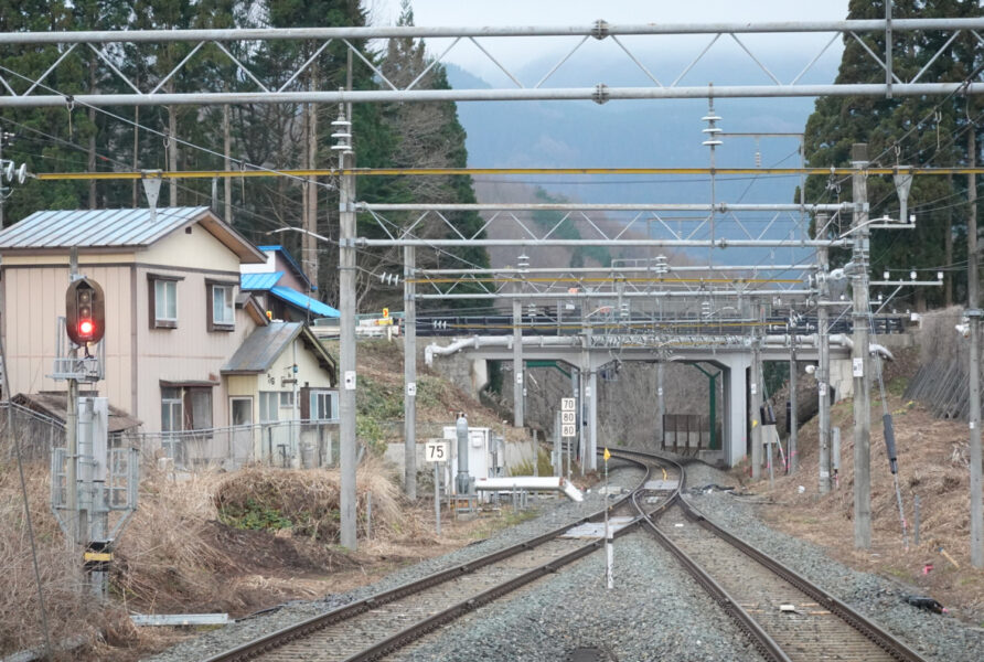 赤渕駅のホームから田沢湖方面を見る