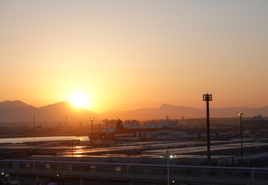 太平洋フェリーいしかりの甲板から苫小牧市内＆夕日