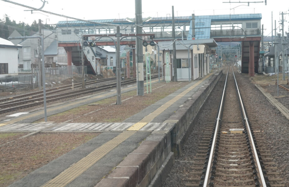羽後境駅のホームを秋田行き普通列車から見る