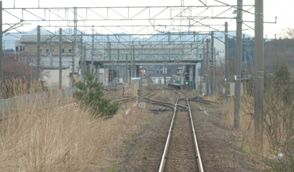 和田駅を出発した秋田行き普通列車