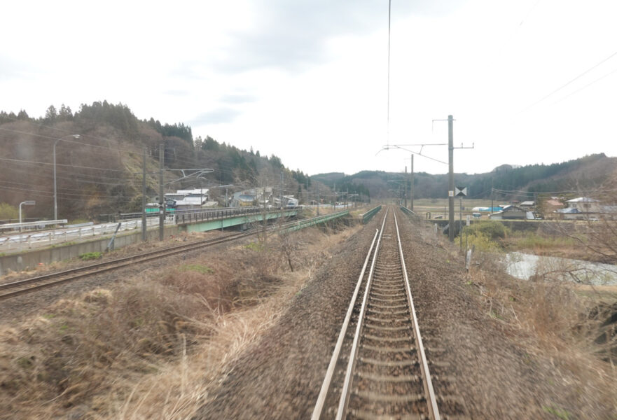 大張野～和田駅間を走行中の秋田行き普通列車