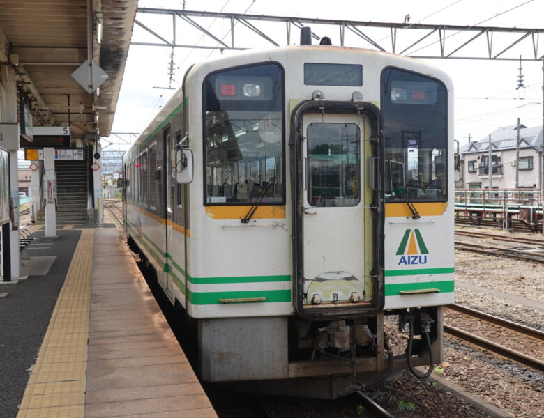 会津若松駅に停車中の会津鉄道のディーゼル車