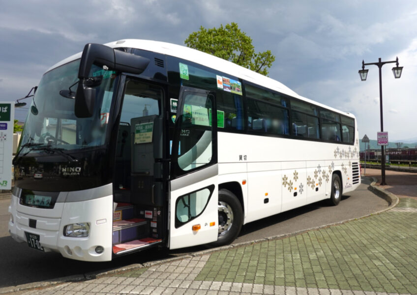 代行バスは富良野バス（新得駅前）