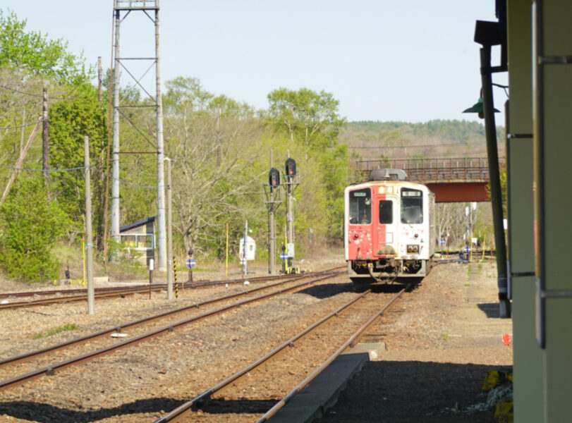 普通列車網走行きがまもなく到着（摩周駅）