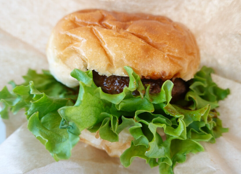 道の駅摩周温泉で販売されているエゾシカバーガー（６００円）