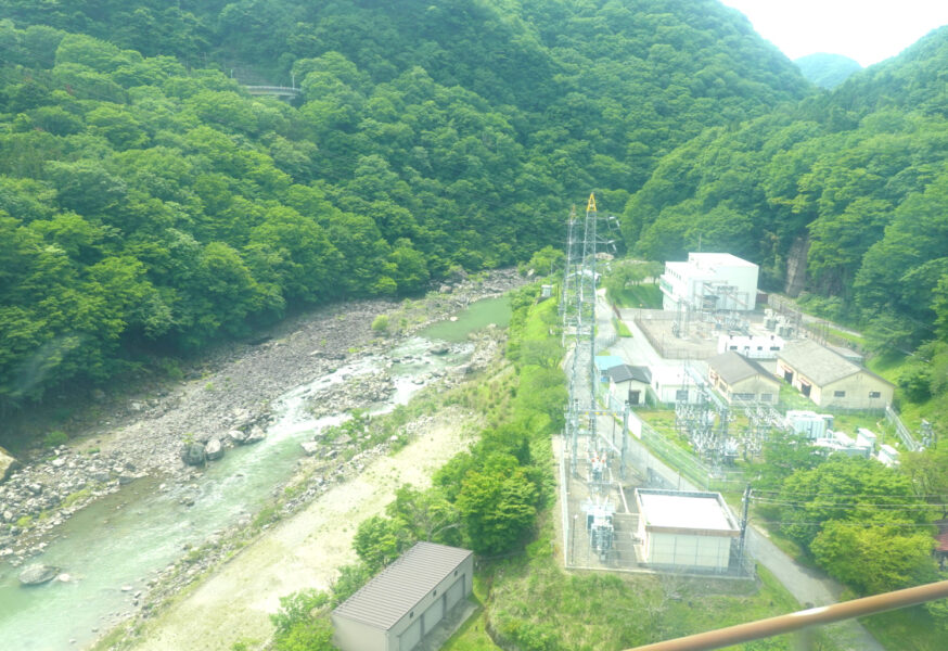 川治湯元駅を出発した特急リバティ会津１３８号