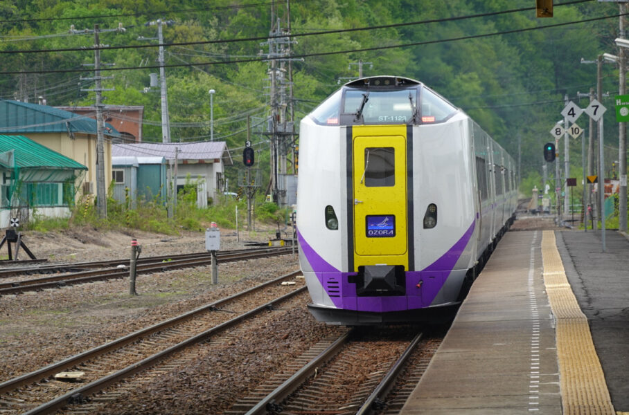 新得駅を出発する特急おおぞら６号