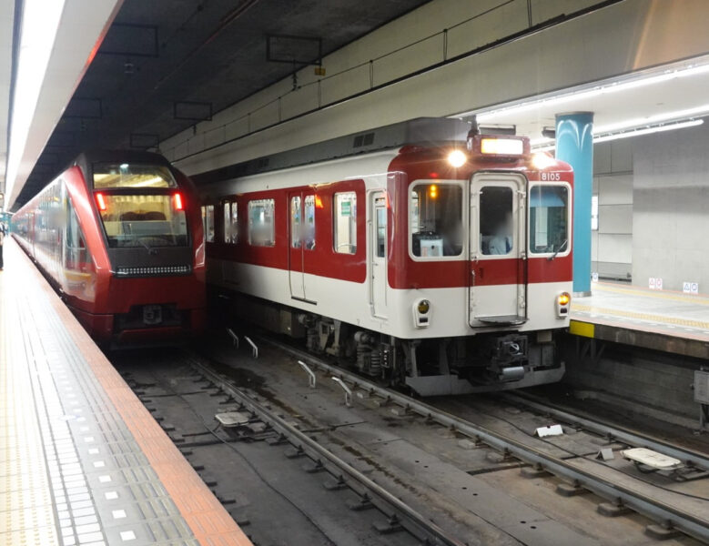 近鉄ひのとりが回送列車として大阪難波駅を出発