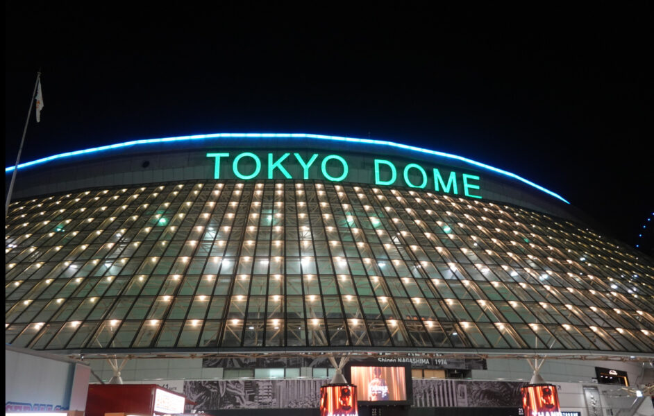 ライトアップされている夜の東京ドーム