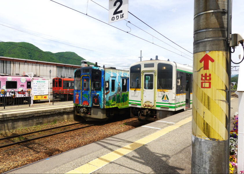 会津田島駅に停車中の会津鉄道のディーゼル車