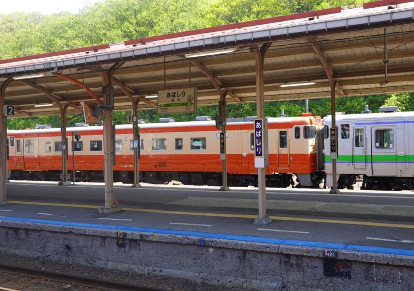 網走駅の駅名標と回送列車