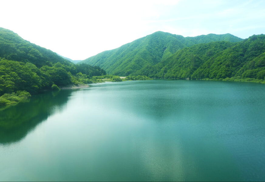 湯西川橋梁を渡っている特急リバティ会津１３８号