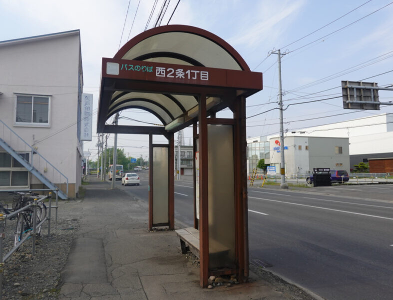 六花亭西三条店の近くにある西２条１丁目バス停