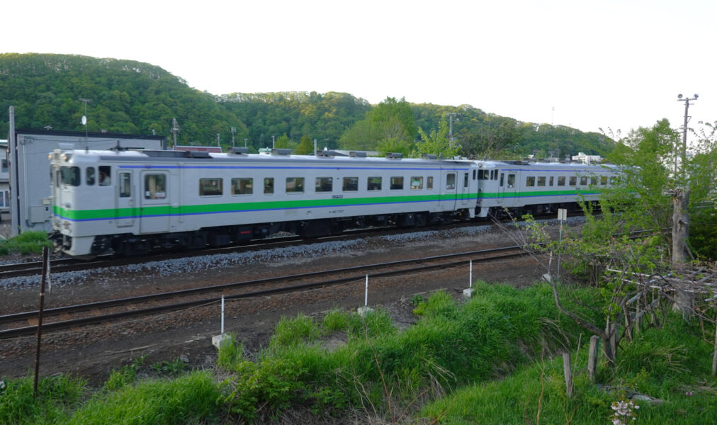 網走駅を出発する普通列車（キハ４０・夕方）