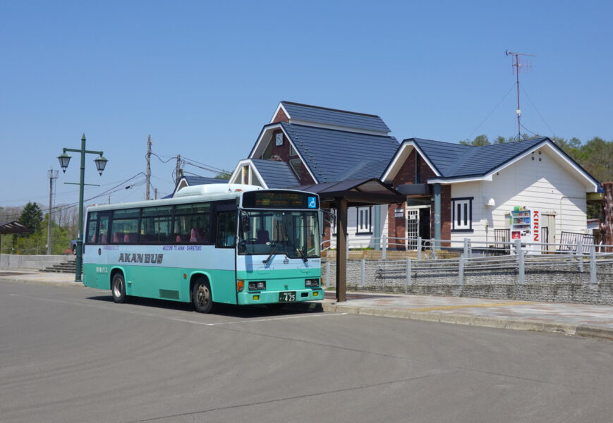 阿寒湖バスが停車中（摩周湖第１展望台行き）