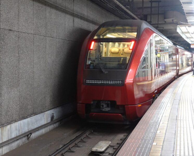 回送で名古屋駅に入線した近鉄特急ひのとり