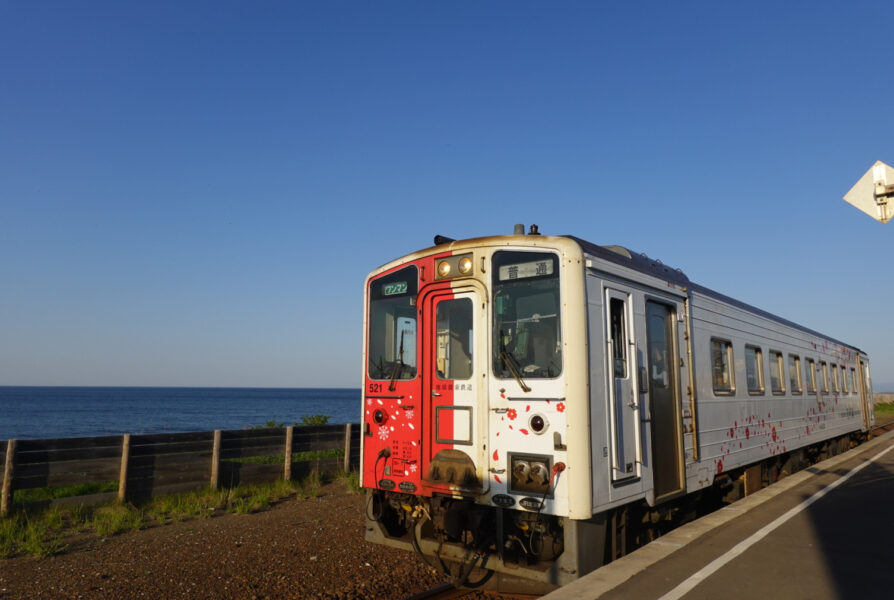 釧網本線・北浜駅に停車中の普通列車網走行き