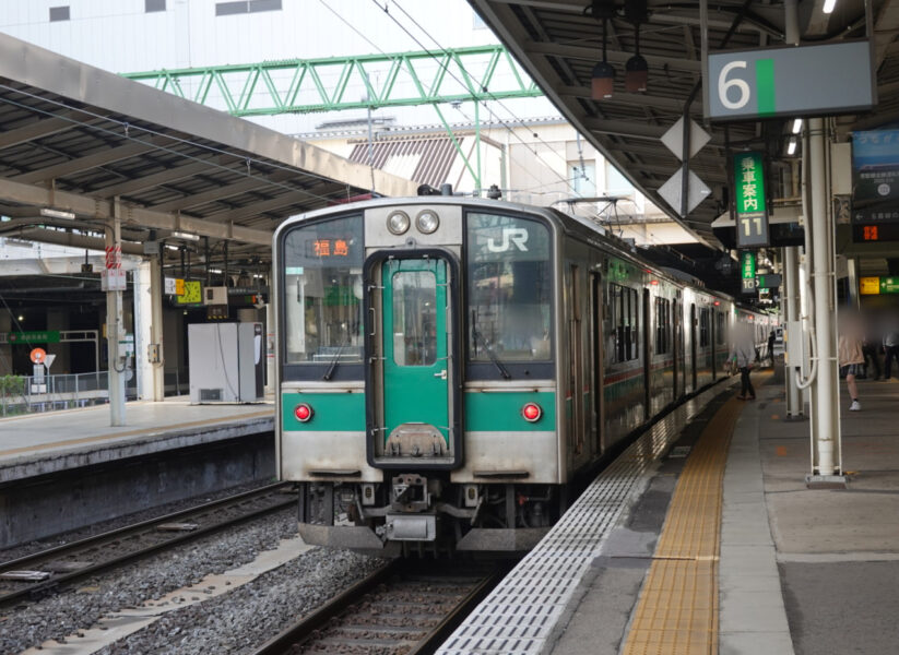 仙台駅に停車中の福島行き普通列車