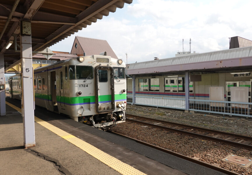 富良野駅に到着した普通列車（滝川行き）