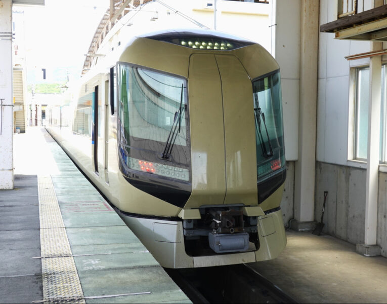 会津田島駅に停車中の特急リバティ会津１３８号