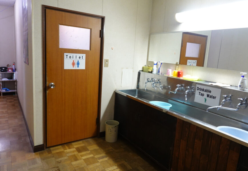 民宿ランプのトイレ＆洗面台