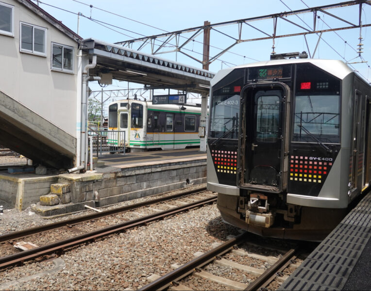 会津若松駅に到着した快速あいづ１号